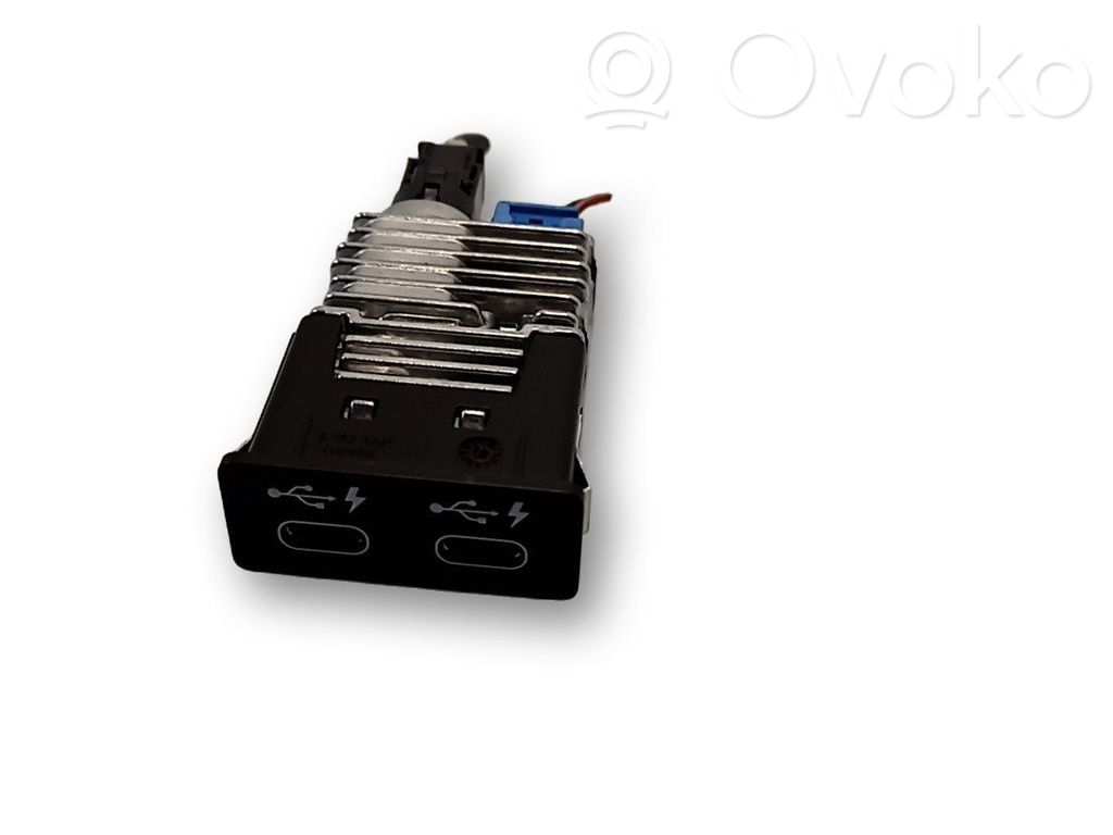 Enchufe conector USB   84105A57B32,84105A3C3B7,5A57B32,5A3C3B7
