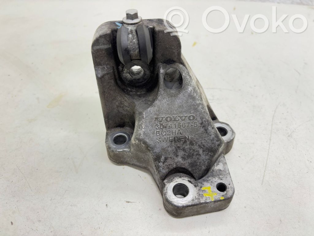 Volvo V70 Engine mounting bracket 