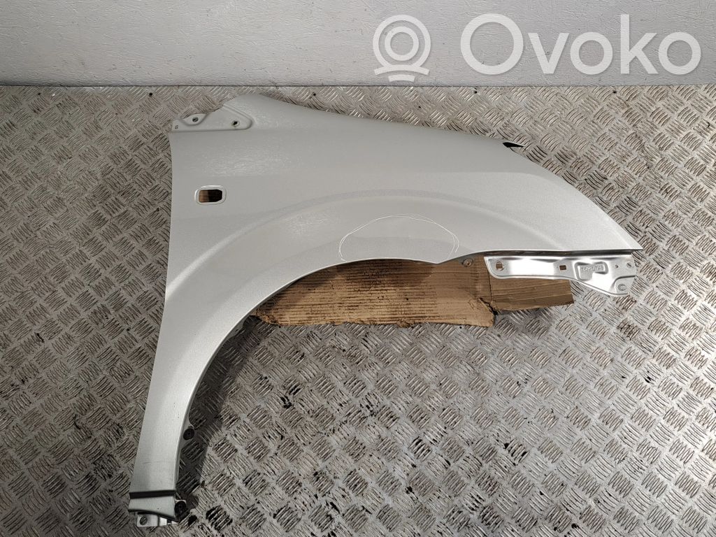 Toyota Corolla Verso AR10 Sparnas 