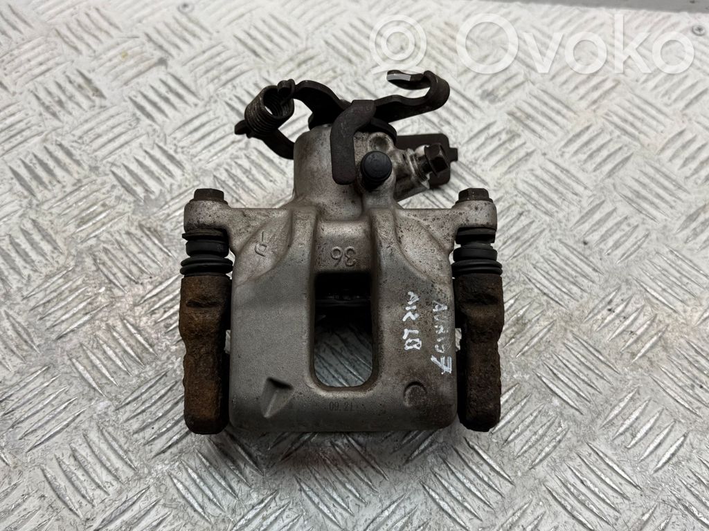 Toyota Auris 150 Tylny zacisk hamulcowy 