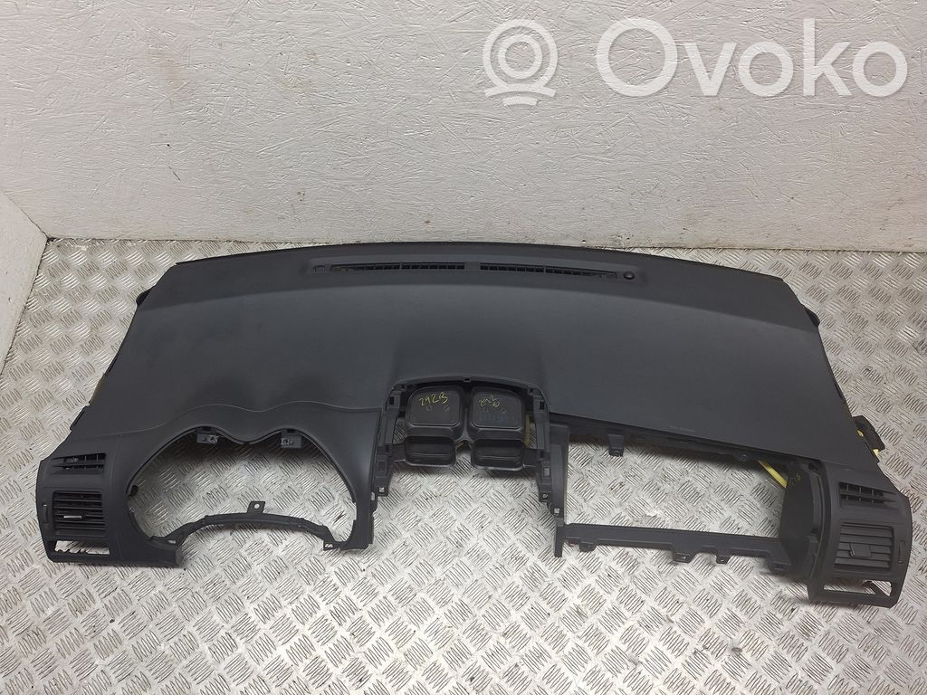Toyota Auris 150 Panelė 