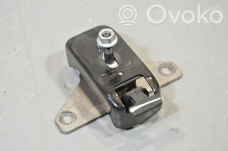 Volkswagen Amarok Engine mounting bracket 