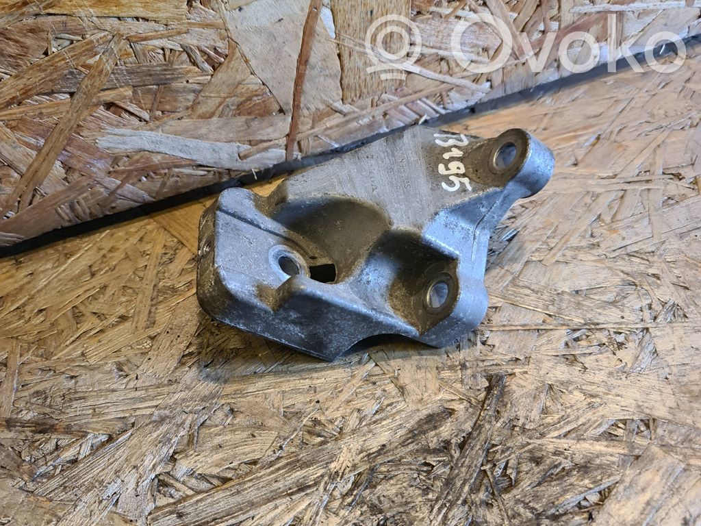 Volvo V70 Engine mounting bracket 