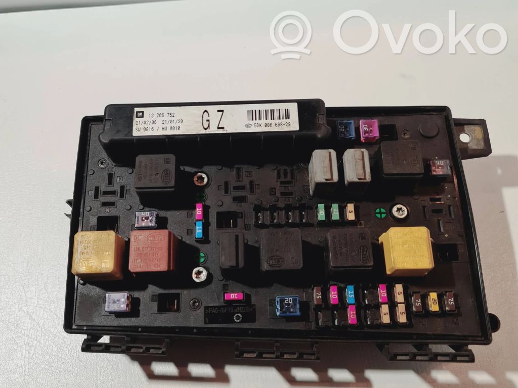Opel Zafira B Fuse module 