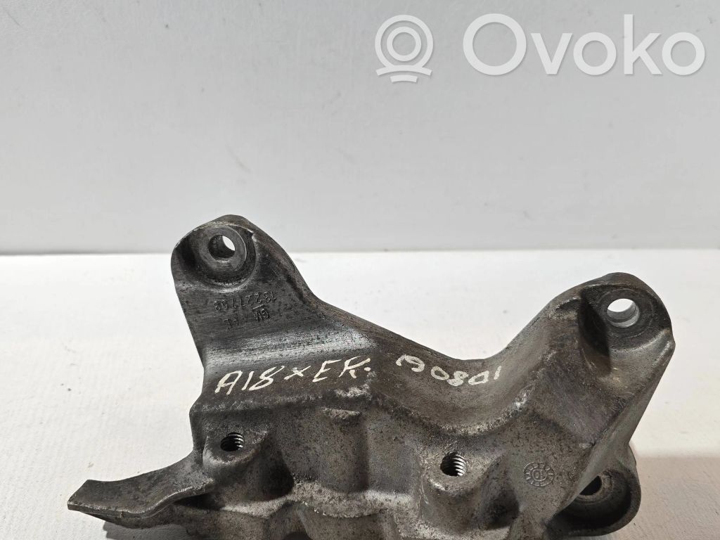 Opel Insignia A Engine mounting bracket 