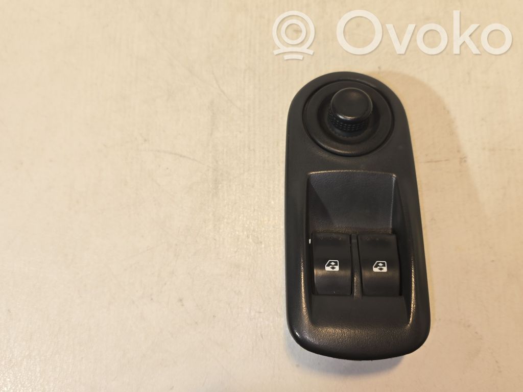 Opel Vivaro Electric window control switch 