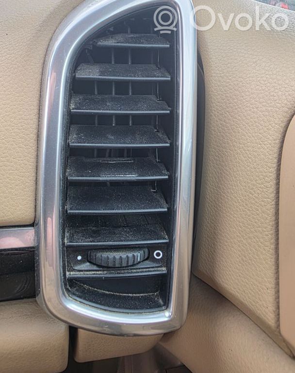 Porsche Cayenne (92A) Boczna kratka nawiewu deski rozdzielczej 