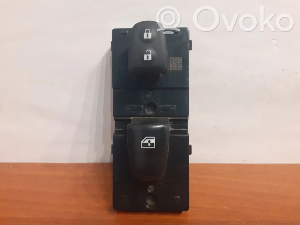 Nissan Qashqai Electric window control switch 