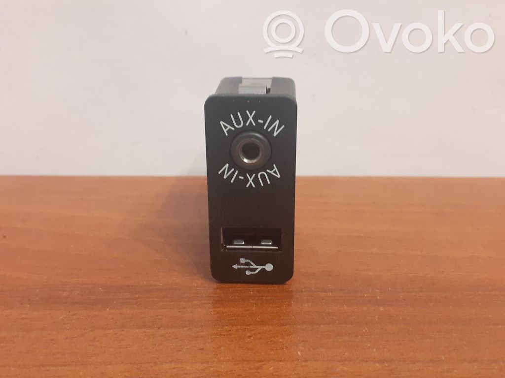 Enchufe conector entrada auxiliar   11471,9237653,8410923765301