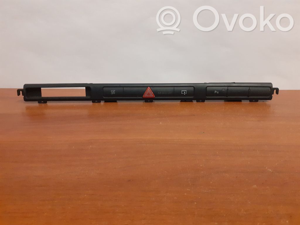 Botón interruptor de luz de peligro   11775,4E2927137