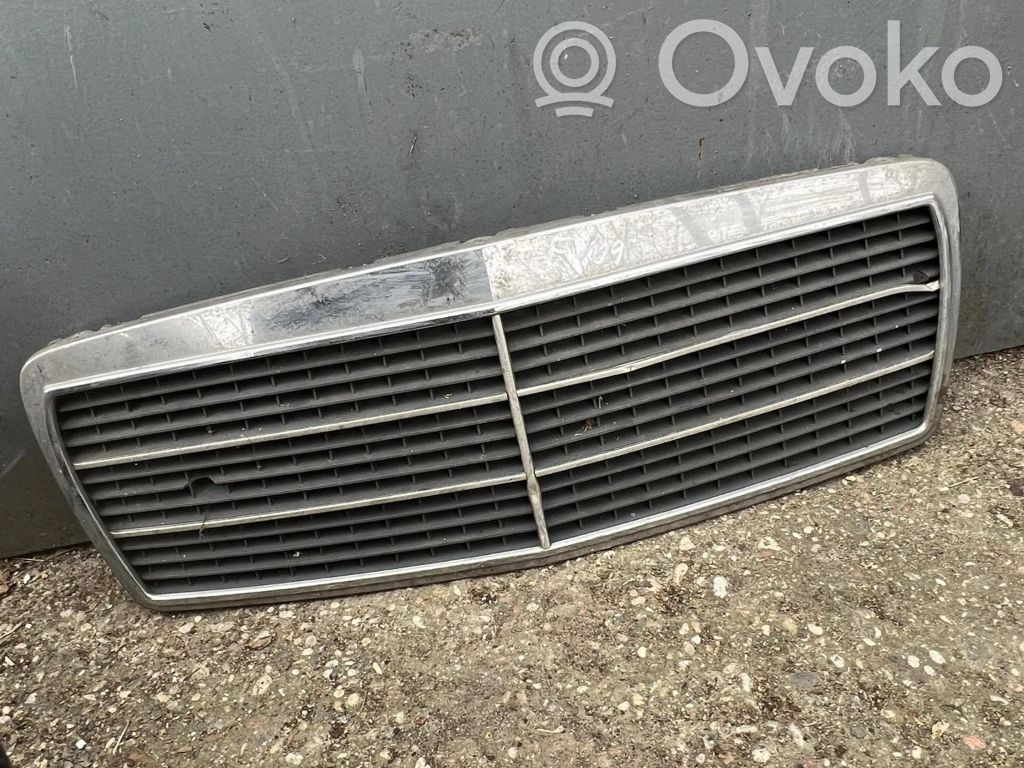 Mercedes-Benz E W210 Maskownica / Grill / Atrapa górna chłodnicy 