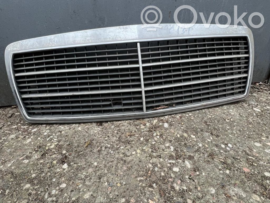 Mercedes-Benz E W210 Grotelės viršutinės 