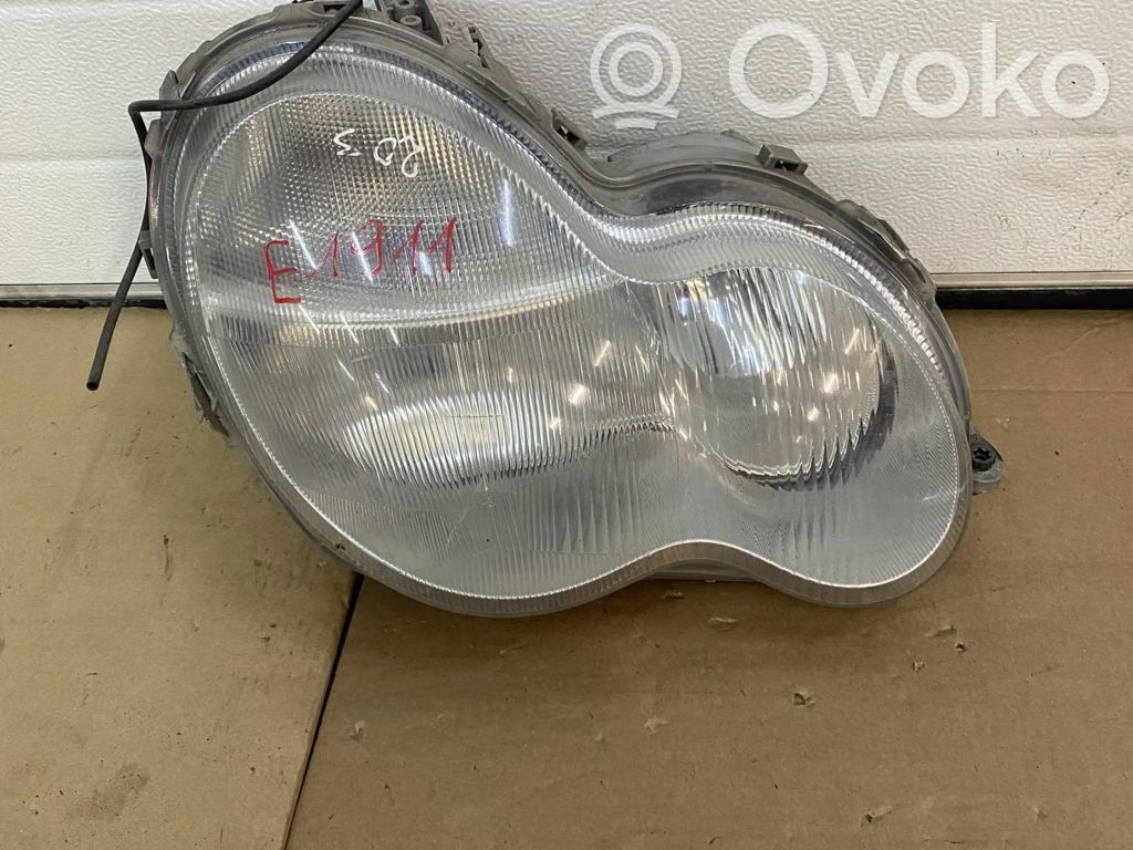 Mercedes-Benz C W203 Lampa przednia 