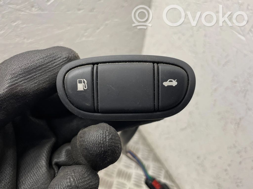 Jaguar S-Type Fuel tank opening switch 