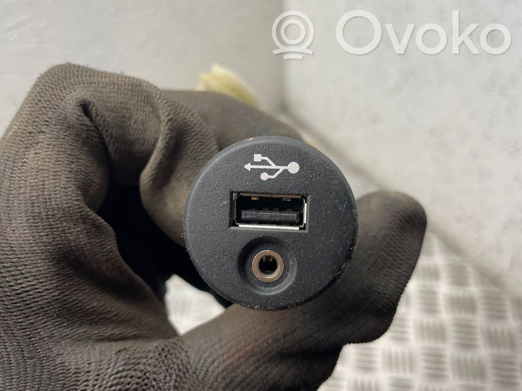 Nissan Juke I F15 Enchufe conector USB 
