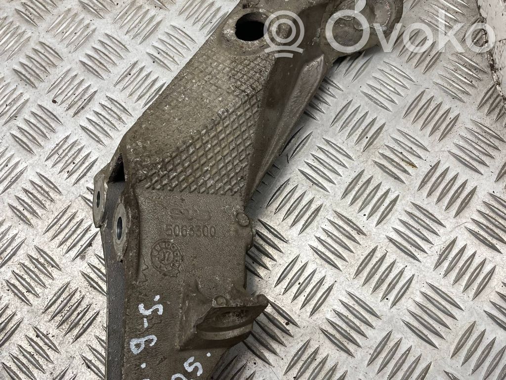Saab 9-5 Engine mounting bracket 