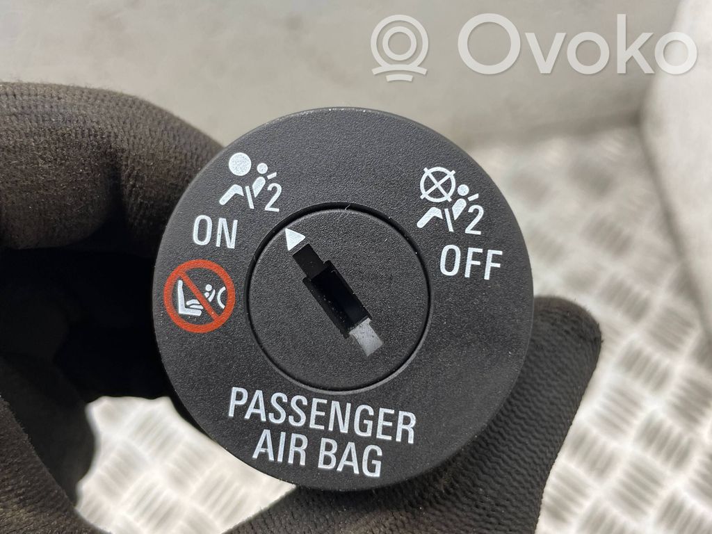 Opel Insignia A Keleivio oro pagalvės jungtukas 