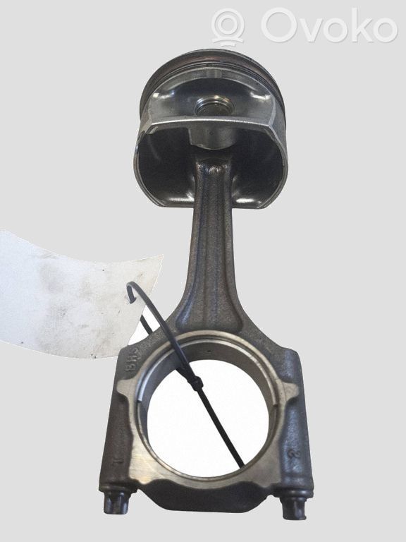 Piston cu bielă