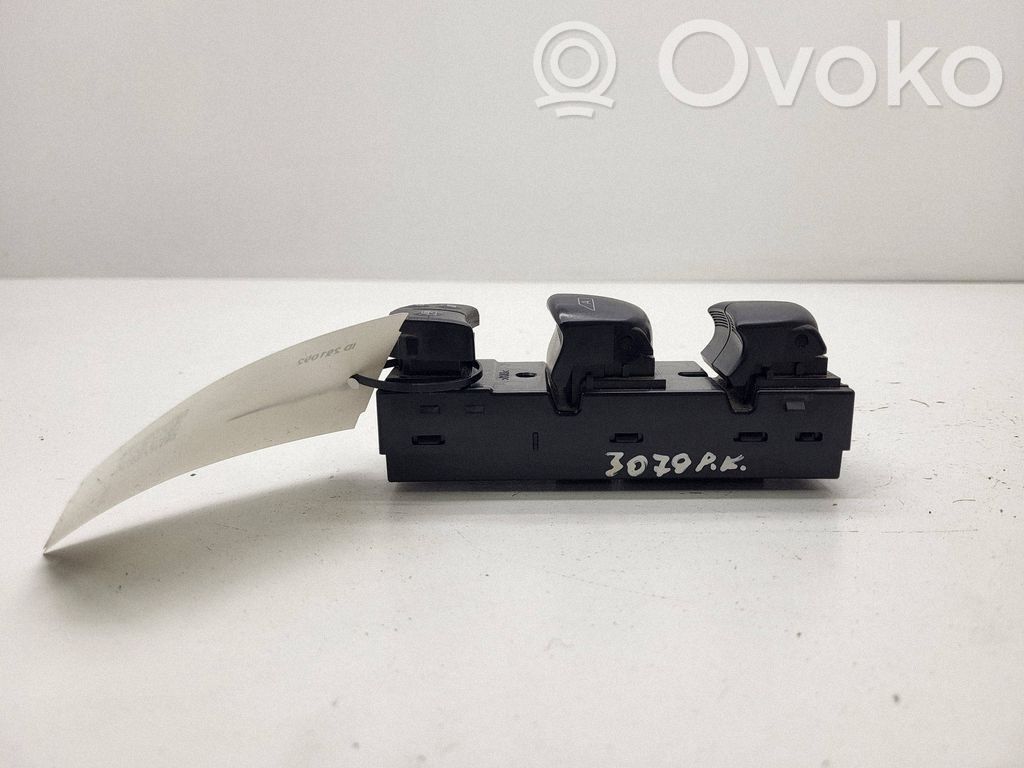 Nissan Juke I F15 Interrupteur commade lève-vitre 
