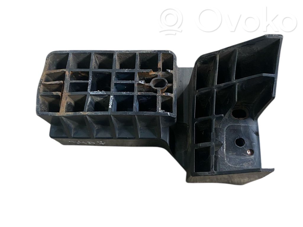 Ford Ranger Fender mounting bracket 