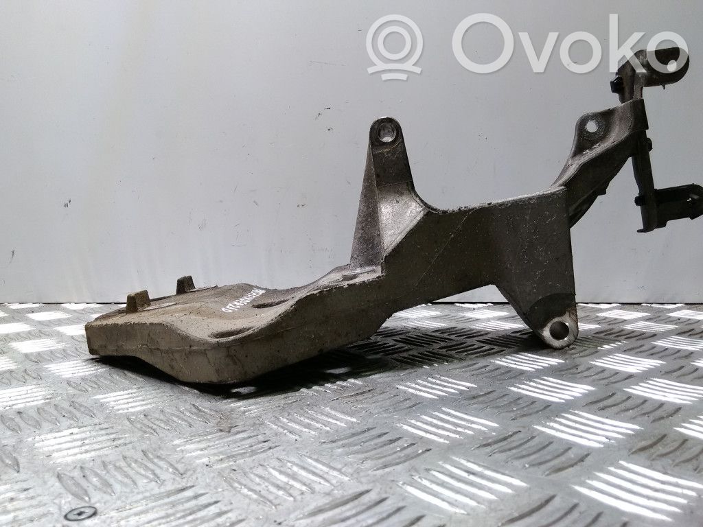 Nissan Pathfinder R51 Generator/alternator bracket 