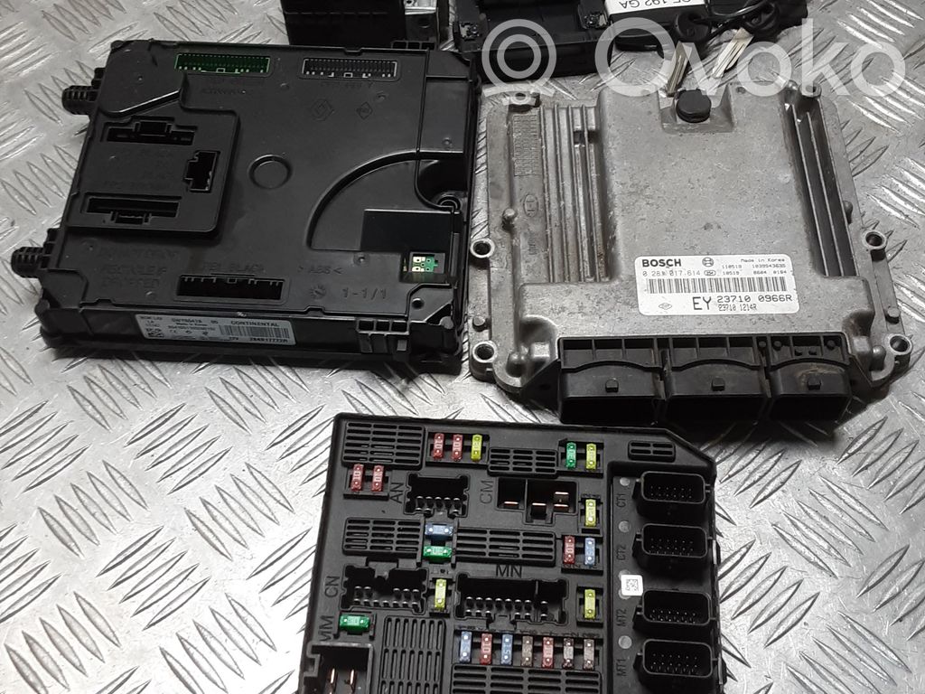 Renault Latitude (L70) Engine ECU kit and lock set 
