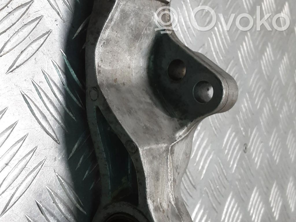 Volvo V40 Engine mounting bracket 