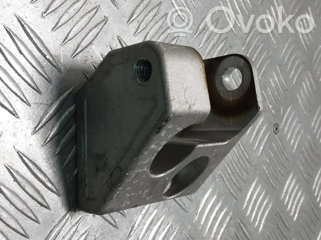 Volvo V40 Engine mounting bracket 