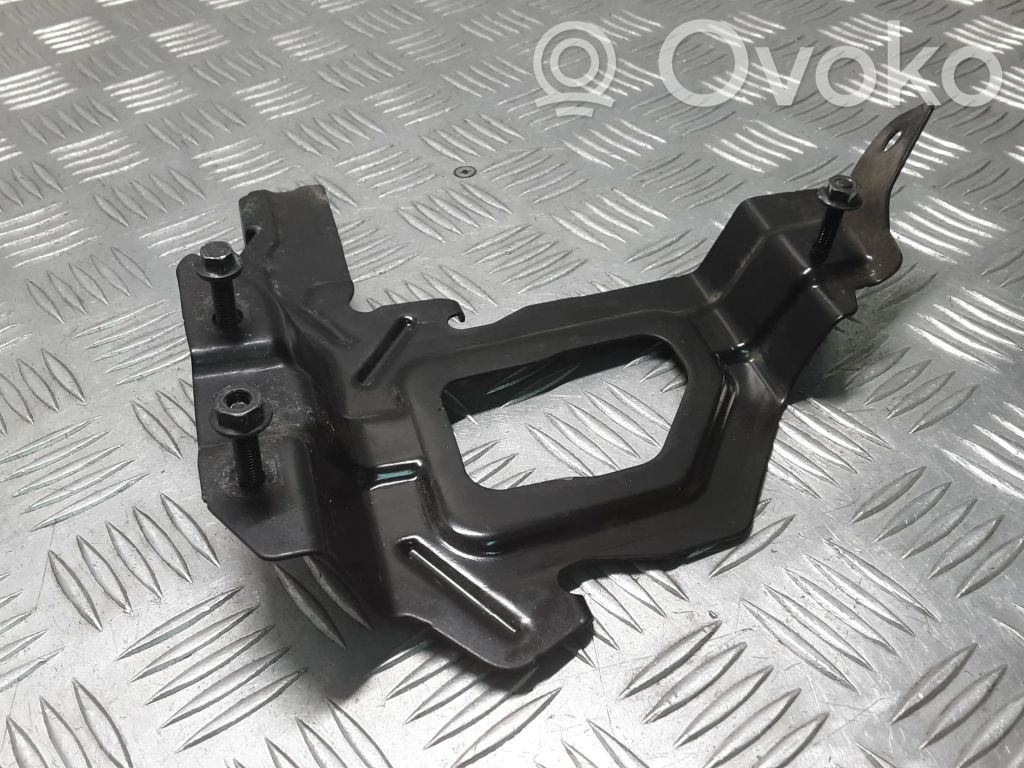 Volvo XC40 Uchwyt jednostki sterującej silnika 