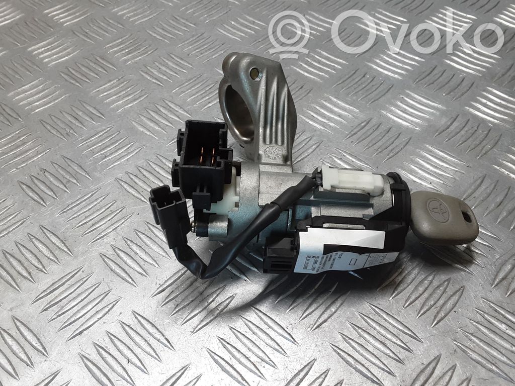 Toyota Corolla E120 E130 Užvedimo spynelė 