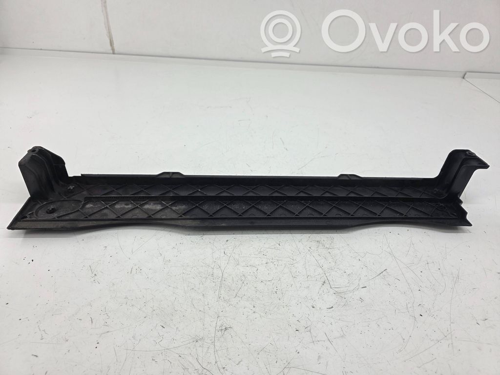 BMW X6 E71 Radiatoru paneļa apakšējā daļa (televizora) 