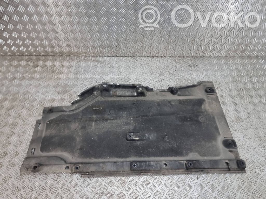 Protección inferior lateral   8W6825207