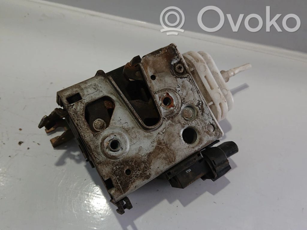 Audi A4 S4 B5 8D Priekšpusē slēdzene 