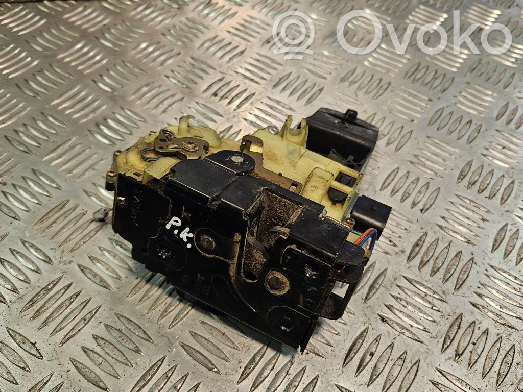 Volkswagen Golf V Coupe-mallin oven lukko (kahvan vieressä) 