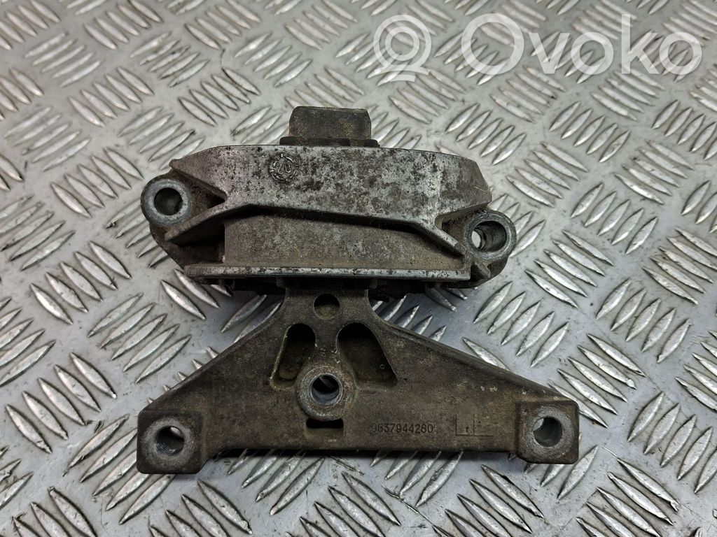 Citroen C3 Engine mount bracket 
