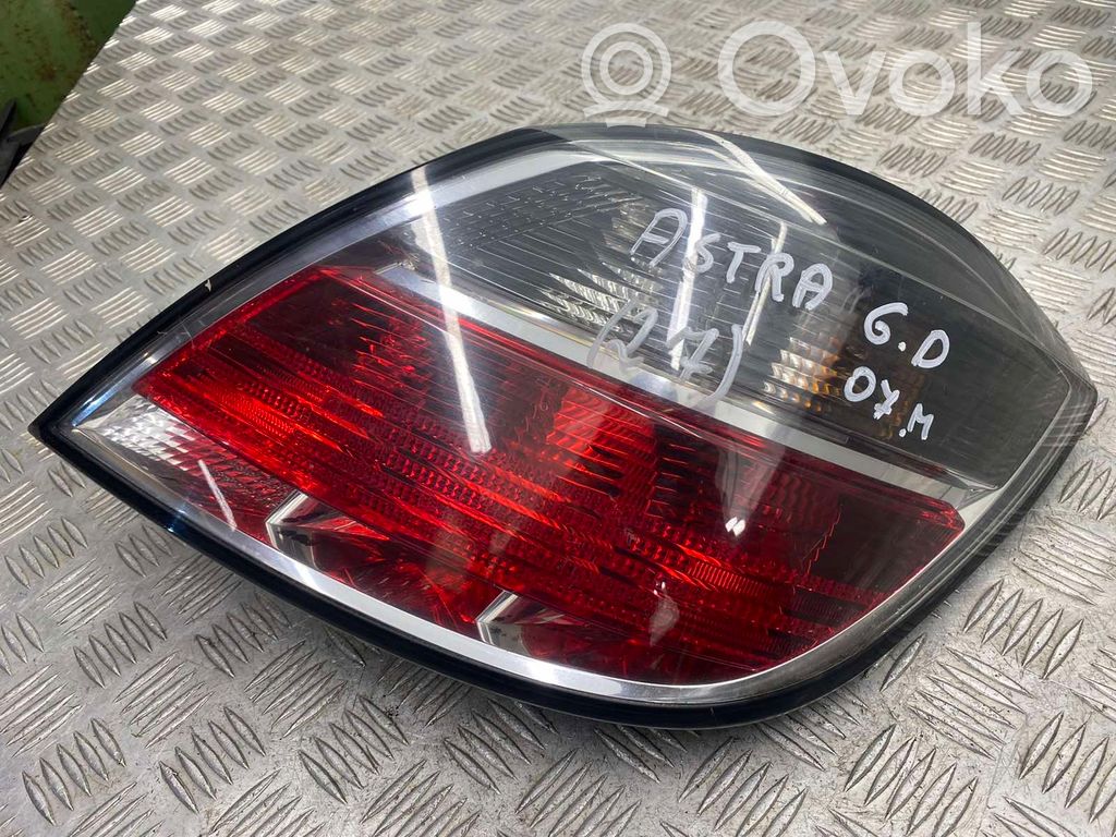 Opel Astra H Aizmugurējais lukturis virsbūvē 
