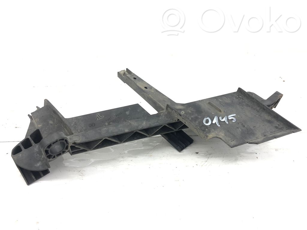 Audi Q7 4L Headlight/headlamp mounting bracket 