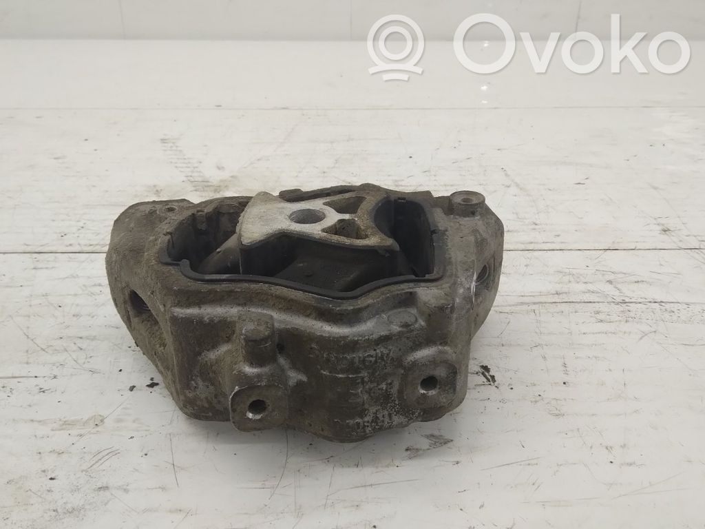 Volvo XC70 Engine mount bracket 