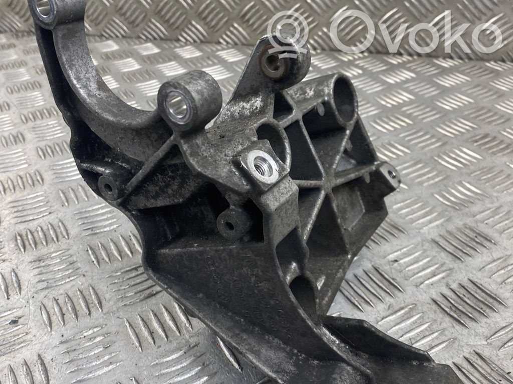 Audi A4 S4 B8 8K Stūres pastiprinātāja sūkņa stiprinājums 