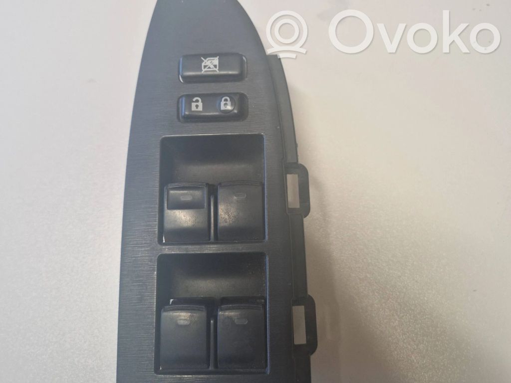 Toyota Prius (XW30) Electric window control switch 