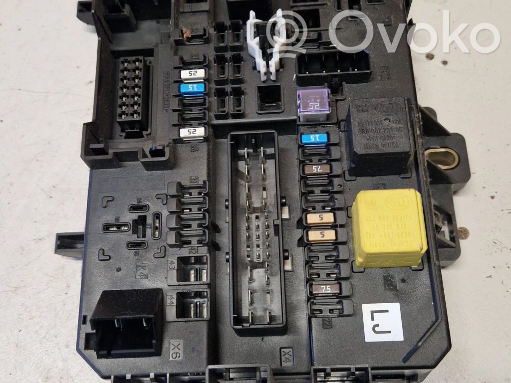 Opel Zafira B Fuse module 