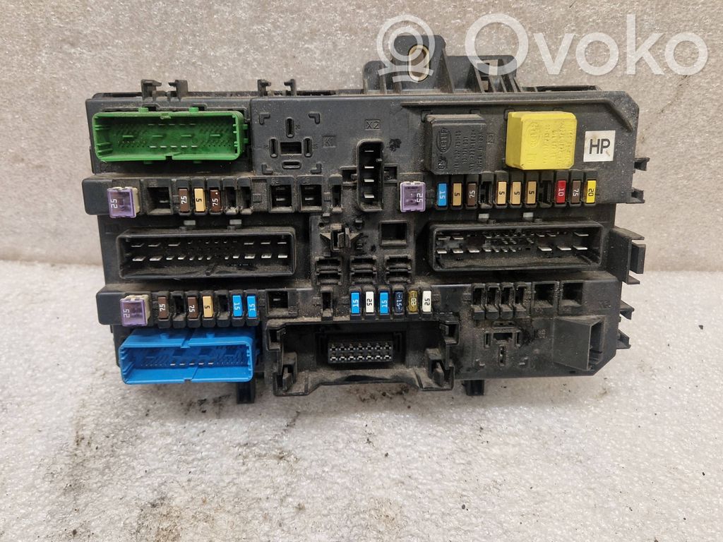 Opel Zafira B Fuse module 