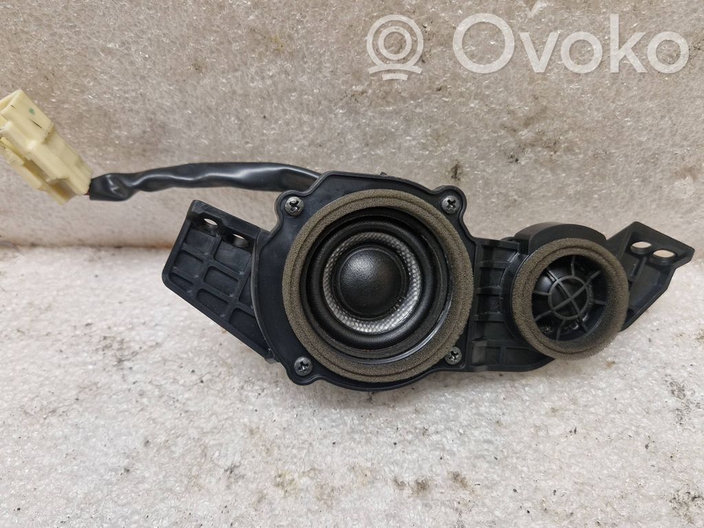 Toyota Avensis T270 Garsiakalbis panelėje 