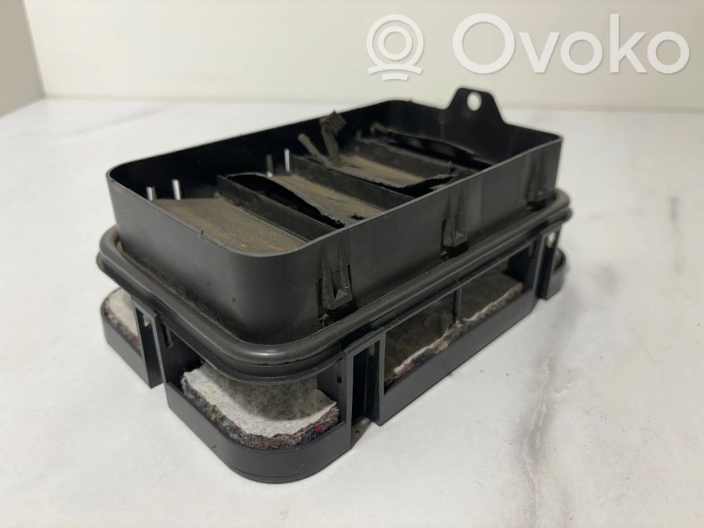 Quarter panel pressure vent   6905748,64226905748