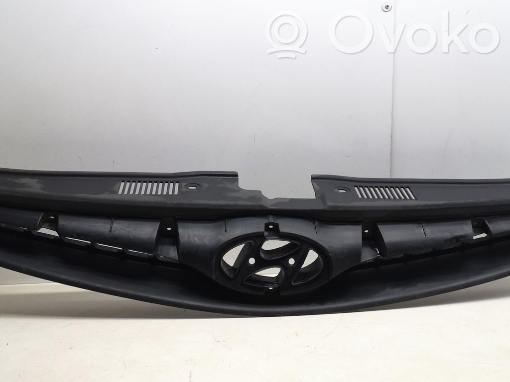Hyundai i30 Etupuskurin ylempi jäähdytinsäleikkö 