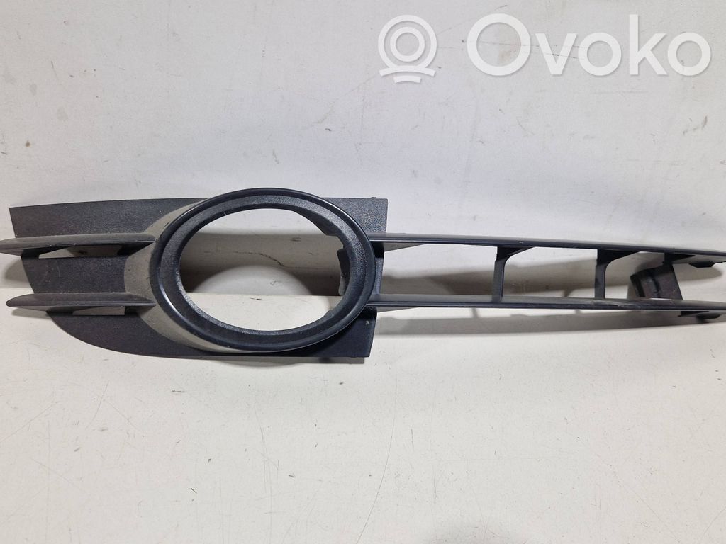 Verkleidung Nebelscheinwerfer / Gitter vorne   4F0807682