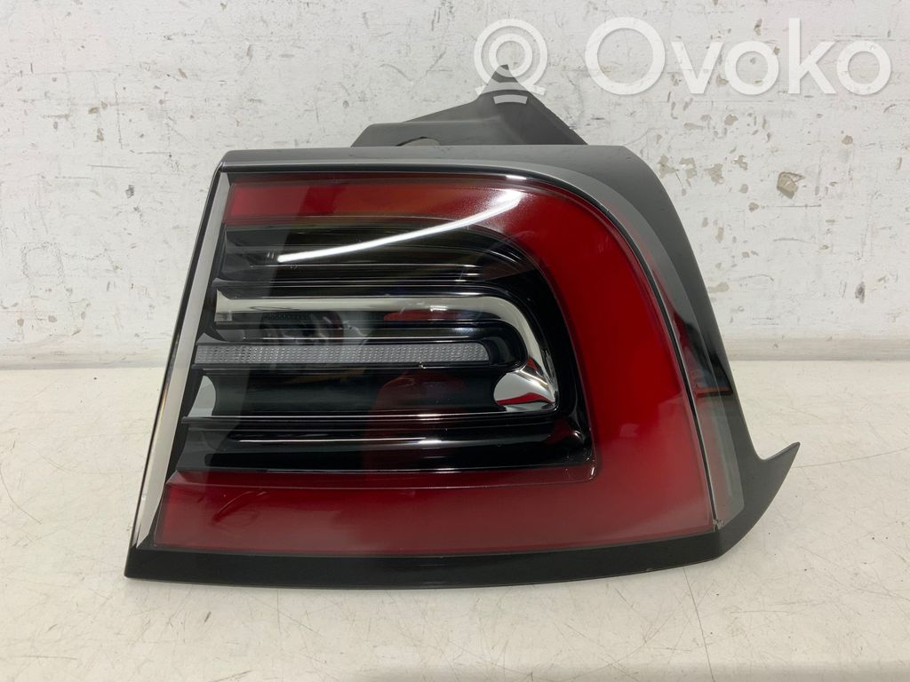 Tesla Model Y Aizmugurējais lukturis virsbūvē 