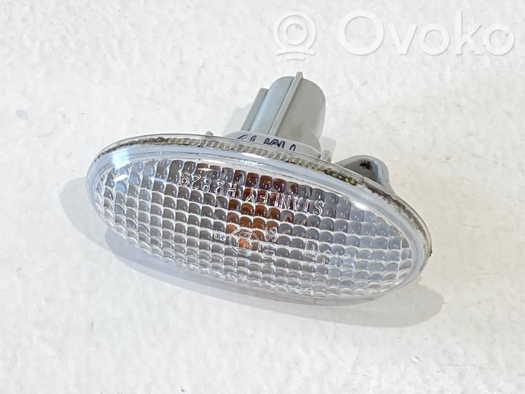 Front fender indicator light   010635