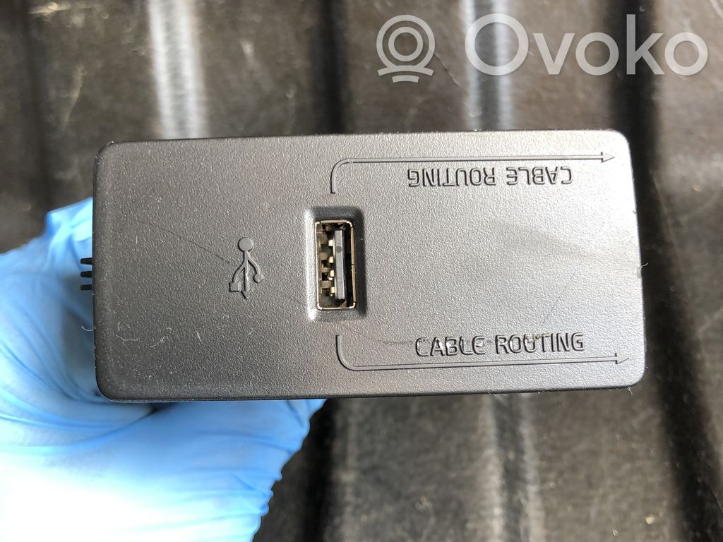 Volvo S90, V90 Gniazdo / Złącze USB 