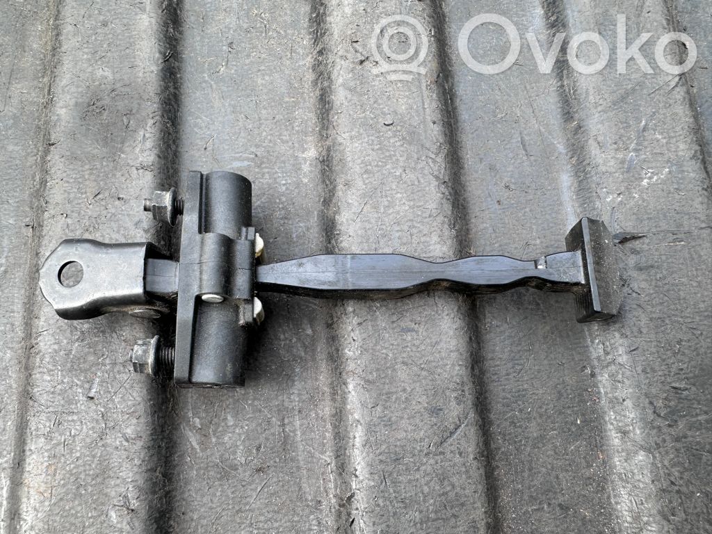 Citroen C3 Aircross Takaoven pidätin 